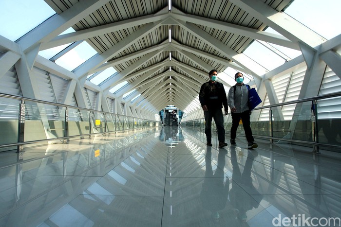 Suasana Terkini Bandara Soetta di Tengah Gempuran Corona Di tengah gempuran corona, aktivitas di Bandara Seokarno-Hatta terlihat masih normal pada Selasa (17/3/2020). Berikut foto-foto suasana terkininya.