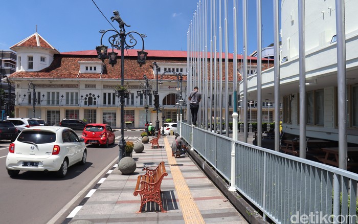 Gedung Merdeka Mulai Bersolek Jelang Konferensi Asia Afrika Gedung Merdeka yang berada di Jalan Raya Asia Afrika, Kota Bandung, Jawa Barat mulai bersolek menjelang Konferensi Asia Afrika ke-65.
