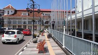 Pantauan detikcom, Selasa (17/3/2020) sejumlah pekerja sedang melakukan perbaikan di Gedung Merdeka.