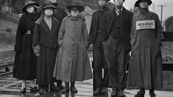 Warga di California di tahun 1918 memakai masker untuk melindungi diri dari wabah Flu Spanyol atau Spanish Flu. Berlangsung dari Januari 1918 sampai Desember 1920, ini adalah pandemi influenza yang secara tidak biasa mematikan. Foto: National Archives