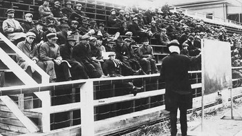 Perkuliahan di University of Montana dilakukan di luar ruangan karena dianggap lebih aman dari ancaman virus. Foto: National Archives