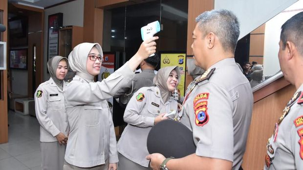Cegah Penyebaran Corona, Kapolda Kalsel dan Jajaran Cek Suhu Tubuh