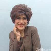 Dorce Gamalama adalah salah satu artis Indonesia yang merupakan seorang transgender. Dorce terlahir sebagai seorang laki-laki bernama Dedi Yuliardi. Melalui bukunya yang berjudul Aku Perempuan: Jalan Berliku Seorang Dorce Gamalama, dirinya menceritakan kisahnya hingga memutuskan menjadi seorang transgender. Foto: Anisa Fitria