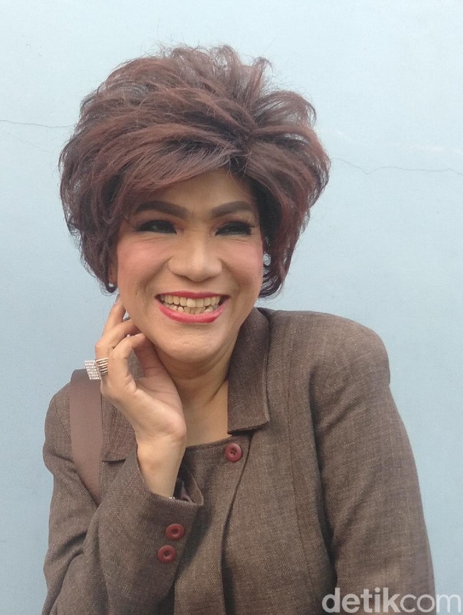 Dorce Gamalama adalah salah satu artis Indonesia yang merupakan seorang transgender. Dorce terlahir sebagai seorang laki-laki bernama Dedi Yuliardi. Melalui bukunya yang berjudul Aku Perempuan: Jalan Berliku Seorang Dorce Gamalama, dirinya menceritakan kisahnya hingga memutuskan menjadi seorang transgender. Foto: Anisa Fitria