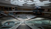 Resesi hebat di akhir tahun 2000-an telah membuat sejumlah mal terpaksa tutup karena adanya perubahan kebiasaan belanja konsumen dari belanja di toko menjadi belanja online. (Foto: Northridge Mall di Milwaukee, Wisconsin oleh Seph Lawless/CNN)