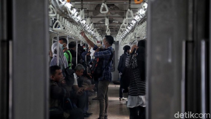 KRL masih menjadi salah satu transportasi publik yang banyak digunakan oleh masyarakat. Aktivitas penumpang KRL di sejumlah stasiun pun tampak normal.