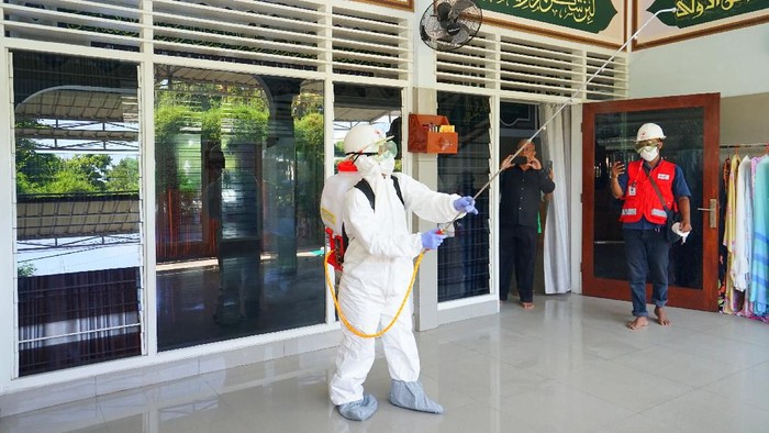 penyemprotan disinfektan rumah ibadah di banyuwangi