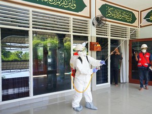 Cegah Corona, Tempat Ibadah di Banyuwangi Disemprot Disinfektan