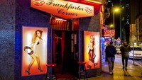 Tak hanya Belanda, hiburan malam di kawasan Red Light Distrik Frankfurt, Jerman, turut terdampak penyebaran virus corona di kawasan Eropa. Sejumlah klub maupun hotel di kawasan itu dilaporkan mengalami penurunan jumlah pengunjung. AP Photo/Michael Probst.