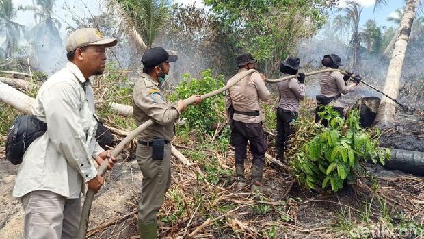 Sepekan Tinggalkan Rumah, 3 Srikandi Polri Ini Padamkan Karhutla di Riau