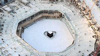 Salah satu tempat suci bagi umat Islam, Masjidil Haram, Mekah, sampai sekarang masih belum bisa dijadikan tempat ibadah umroh. Karena virus Corona, tempat yang biasa didatangi oleh umat Islam dari penjuru dunia ini sempat terlihat kosong (Getty Images)