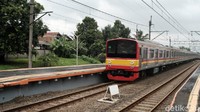 Nah kalau ini adalah KRL milik KCI. Warnanya mirip ya? Foto: Andhika Prasetia/detikcom