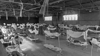 Rumah sakit milik tentara yang terlihat penuh merawat pasien Flu Spanyol. Foto: National Archives