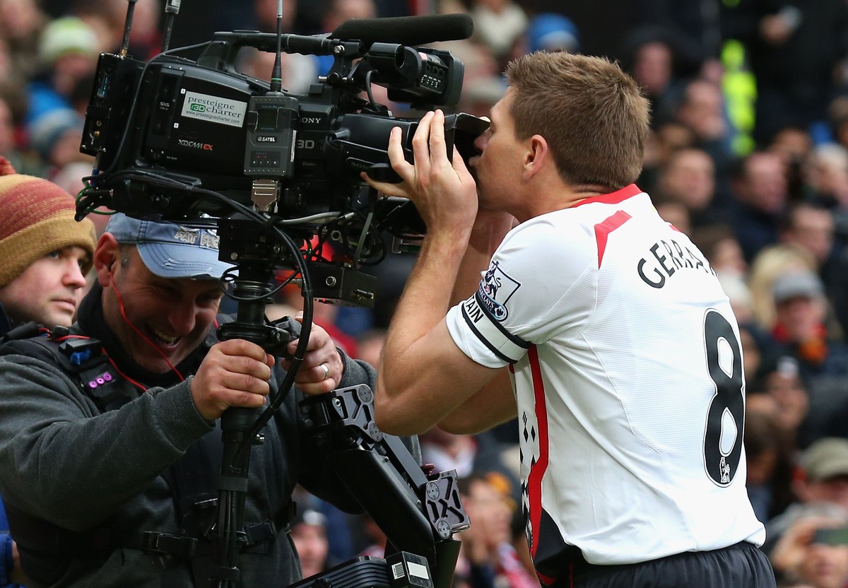 Sepakbola Hari Ini: Selebrasi Gerrard Cium Kamera (Getty Images/Alex Livesey)