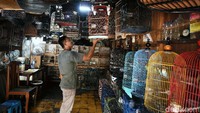 Penurunan pengunjung dan pembeli itu diketahui karena warga memilih tinggal di rumah dan mengurangi aktivitas di luar ruangan guna mencegah penyebaran virus corona.