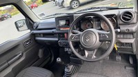 Model Jimny pikap hanya tersedia dalam satu varian menggunakan tipe Jimny JX. Tidak ada lampu LED dan transmisi mobil ini hanya tersedia manual dengan 5 percepatan. (motor1)