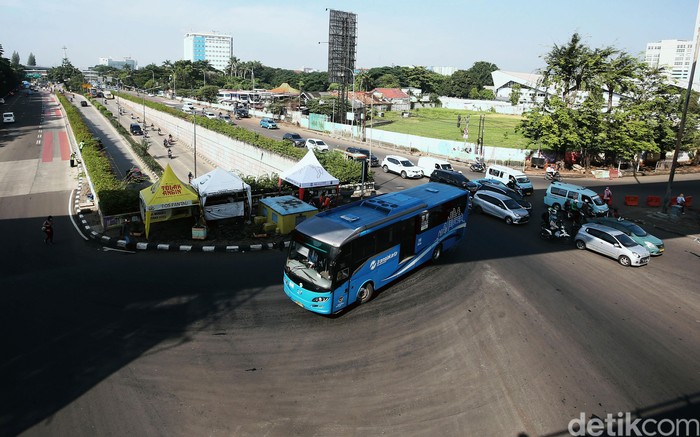 Suasana Lalin di Jakarta Usai Ganjil Genap Ditiadakan Ganjil genap sementara ini tidak diberlakukan di beberapa titik di Jakarta. Hal itu dilakukan sebagai upaya pencegahan penyebaran virus corona.