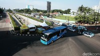 Lalu lintas di salah satu jalan di kawasan Jakarta tampak ramai lancar usai sistem ganjil genap tak diberlakukan untuk sementara waktu, Selasa (17/3/2020).