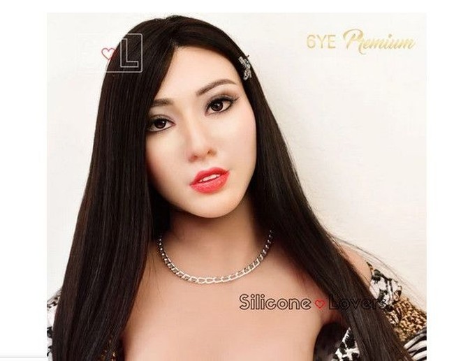 Aku bisa mengatakan bahwa kepala boneka tampak nyata, ini gila. Aku pribadi berpikir bahwa mereka sudah mirip (tidak bisa dibedakan), ujar Louise, seperti dikutip Daily Star.  Foto: dok. Silicon Lovers