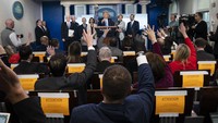 Dengan hal ini, Trump berarti mengizinkan pencairan dana federal sebesar nyaris US$ 50 miliar atau setara Rp 725,8 triliun, untuk disalurkan ke negara-negara bagian yang terdampak wabah ini.