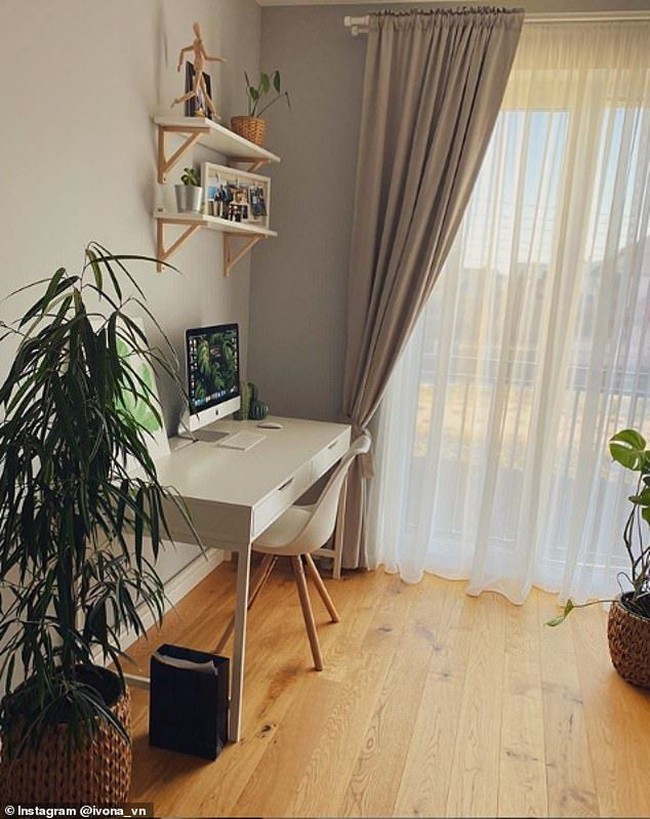 Ivona Karlone di Lithuania memperlihatkan area kerjanya yang minimalis namun stylish ini. Dia mengaku work from home selama dua minggu ke depan. Foto: Instagram