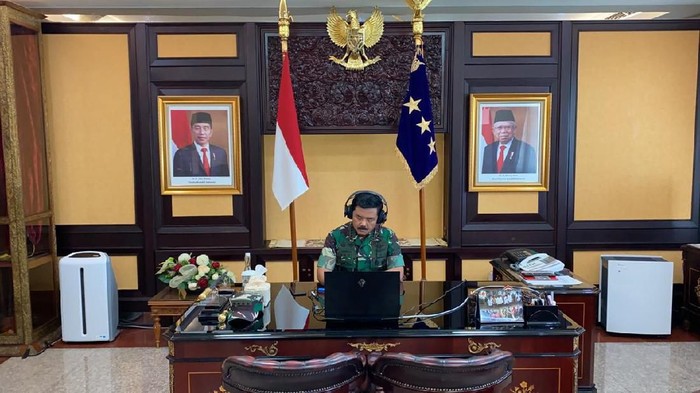 Panlima TNI Marsekal Hadi Tjahjanto ratas melalui teleconference bersama dengan Kabinet Indonesia Maju.