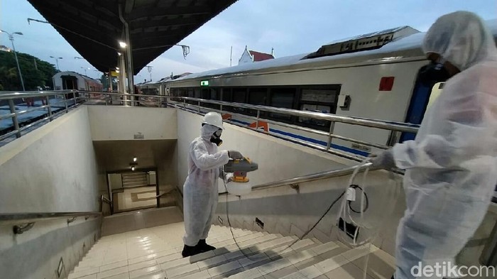 Stasiun Cirebon Disemprot Disinfektan