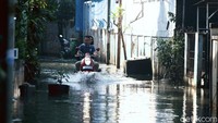 Hujan deras yang mengguyur wilayah Jakarta pada Senin (16/3) sore hingga malam kemarin membuat permukiman warga di kawasan Jakarta Timur tergenang air.