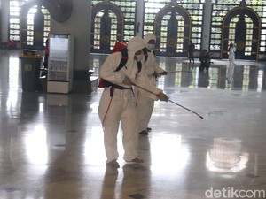 Masjid Al Akbar Surabaya Disemprot Disinfektan Cegah Penyebaran Corona