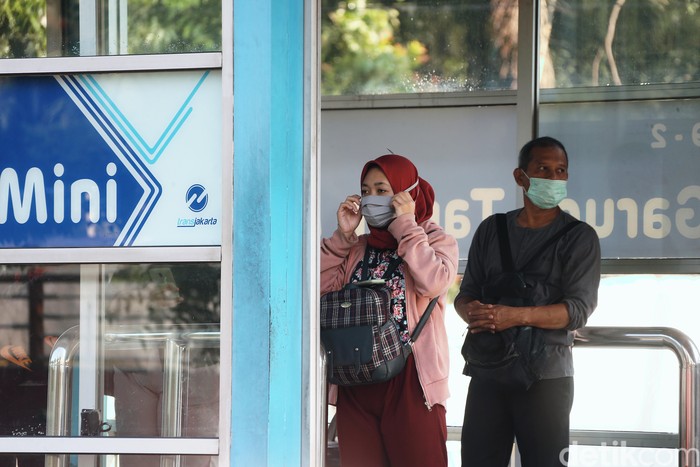 Pelayanan Busway di Terminal Pinang Ranti Kembali Normal PelayananΒ bus TransJakartaΒ reguler di Terminal Pinang Ranti, Jakarta Timur, Selasa (17/3/2020), kembali normal. Setelah sebelumnya sempat terjadi penumpukan penumpang karena pengurangan jam layanan akibat Pandemi Corona.