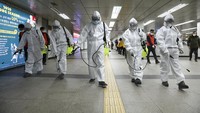 Korea Selatan jadi salah satu negara yang terdampak cukup besar dari penyebaran virus Corona. Negara itu bahkan menjadi salah satu negara dengan jumlah kasus virus Corona yang cukup tinggi di luar China. Diketahui ada 8.320 kasus virus Corona terkonfirmasi di Negeri Ginseng tersebut. Foto: AP/Kim Sun-woong