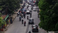 Lalu lintas sedikit tersendat saat melewati area pembangunan flyover.