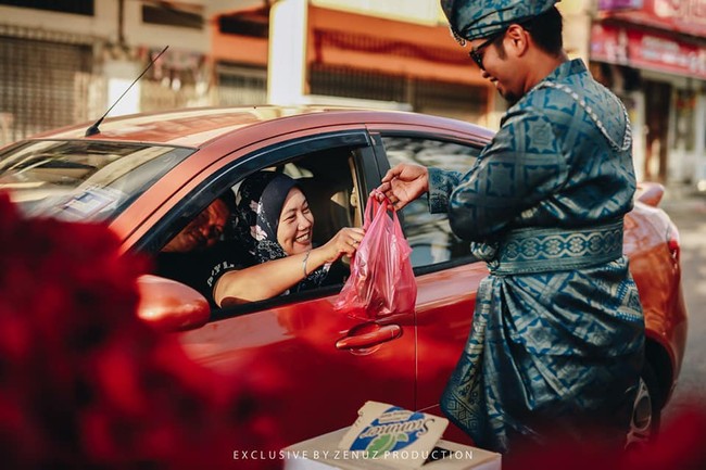 Selanjutnya tamu undangan diberikan besek atau hanyaran berupa makanan yang bisa dibawa pulang. Foto: Facebook Dinas Bridal