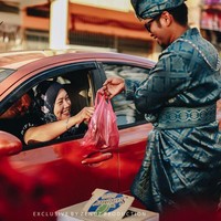 Selanjutnya tamu undangan diberikan besek atau hanyaran berupa makanan yang bisa dibawa pulang. Foto: Facebook Dinas Bridal