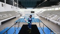 Petugas menyemprotkan cairan disinfektan.