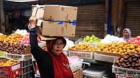 Para pedagang beraktivitas di tengah isu corona di Pasar Kebayoran Lama, Rabu (18/3/2020).