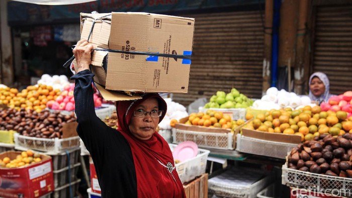 Suasana Pasar Kebayoran Lama Saat Pandemi Corona Para pedagang beraktifitas di tengah isu Corona, di Pasar Kebayoran Lama, Jakarta, Rabu (18/3/2020). Menurut para pedagang, pembeli menurun drastis sejak Senin kemarin (16/3) sebagai dampak himbauan untuk meminimalisir aktifitas luar rumah. Himbauan tersebut untuk mengurangi penyebaran virus Corona.
