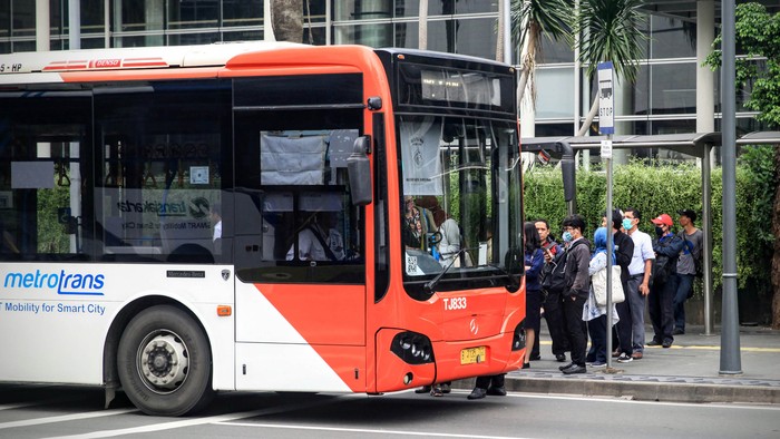 Warga beraktifitas dan mengantri transportasi umum dengan jarak kurang dari 1 meter di kawasan Bundaran HI, Jakarta, Rabu (18/3/2020). Pemerintah menghimbau semua kerumunan umum mempunyai jarak 1 hingga 2 meter (social distance) untuk meminimalisir penyebaran Corona. Namun himbauan tersebut belum Tersosialisasi dengan baik.