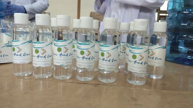 Departemen Kimia Kedokteran Fakultas Kedokteran Universitas Indonesia (FKUI)  Membuat hand sanitizer. (Dok: UI)