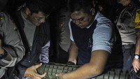 Sejumlah anggota polisi mengidentifikasi penemuan selongsong peluru di Desa Sukamekar, Babelan, Kabupaten Bekasi, Jawa Barat, Selasa (17/3/2020) malam.