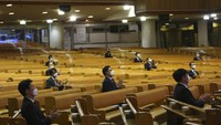 Selain itu, Peneliti Indef Bhima Yudhistira pun mencoba memberikan alternatif yang dapat dilakukan pemerintah selain menerapkan lockdown. Mulai dari mendorong kebijakan social distancing, hingga melacak penyebaran virus dengan teknologi Artificial Intelligence (AI). AP/Ahn Young-joon.