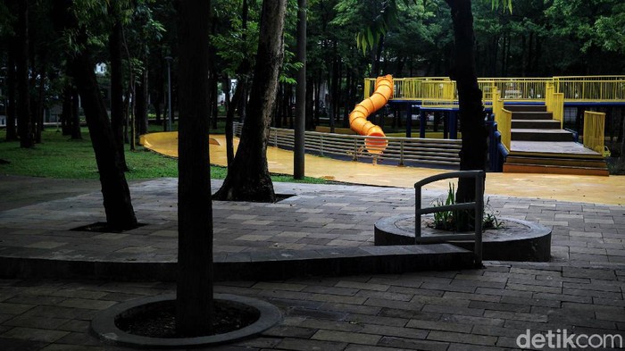 Hutan kota dan taman bermain Taman Puring, Kebayoran, Jakarta Selata , ditutup untuk publik, Rabu (18/3/2020). Penutupan tersebut untuk antisipasi penyebaran virus Corona. Pada hari-hari biasa, Taman Puring ramai dikunjungi warga dan anak-anak untuk bermain.