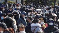 Wabah virus Corona yang melanda Korea Selatan itu membuat permintaan masyarakat akan masker meningkat. Antrean panjang untuk membeli masker pun terlihat di sejumlah toko maupun apotek. Foto: AP/Ahn Young-joon