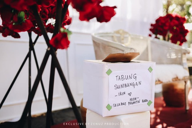 Langkah kedua, para tamu memberikan angpau atau uang kondangan melalui kotak yang telah disediakan. Foto: Facebook Dinas Bridal