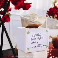 Langkah kedua, para tamu memberikan angpau atau uang kondangan melalui kotak yang telah disediakan. Foto: Facebook Dinas Bridal