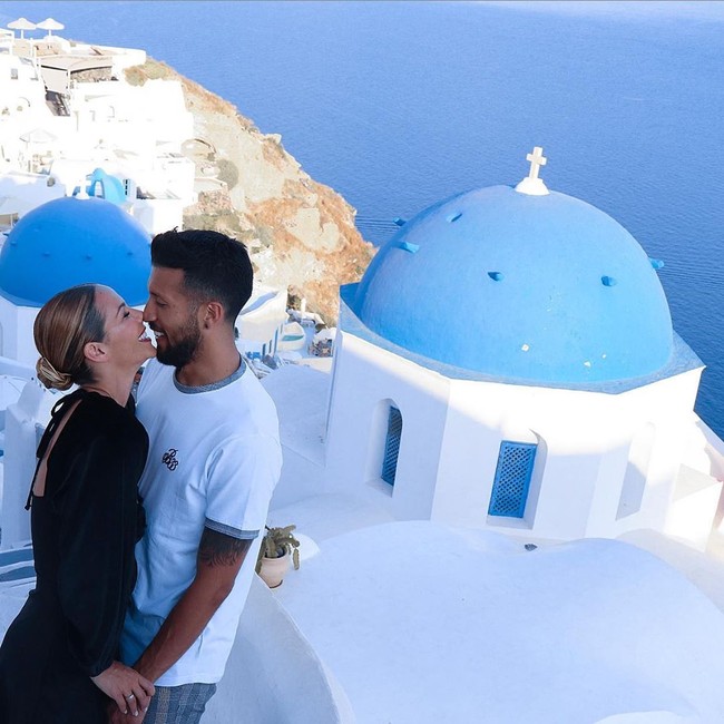 Di tengah kesibukan Ezequiel melakukan latihan dan pertandingan, pasangan ini masih menyempatkan diri untuk berlibur bersama. Ini menjadi momen mesra saat keduanya berlibur ke Santorini.  Foto: dok. Instagram