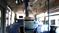 Fasilitas seperti antiseptik maupun hand sanitizer pun tersedia di berbagai area publik tak terkecuali di transportasi publik seperti bus. Foto: Getty Images/Chung Sung-Jun
