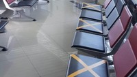 Tidak lupa, PT Angkasa Pura II melakukan penataan kembali kursi di ruang tunggu (boarding lounge) dengan mengutamakan jarak yang cukup di antara penumpang. Pool/Angkasa Pura II.