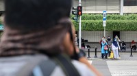 Hingg kini masih terlihat warga yang belum menjauhkan diri dari bersentuhan dan kerumunan orang.