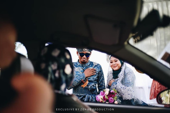 Langkah pertama, dari dalam mobil para tamu pernikahan dengan konsep drive-thru ini memberikan simbol tangan namaste sebagai tanda hormat selain berjabat tangan. Foto: Facebook Dinas Bridal